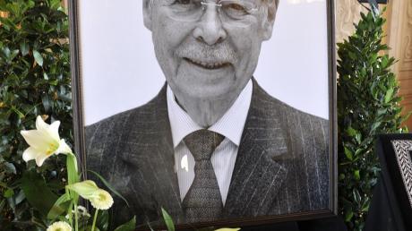 Ein großes Porträt erinnerte gestern im Goldenen Saal des Rathauses, wo eine Trauerfeier stattfand, an den verstorbenen Augsburger Ehrenbürger Kurt F. Viermetz.  	