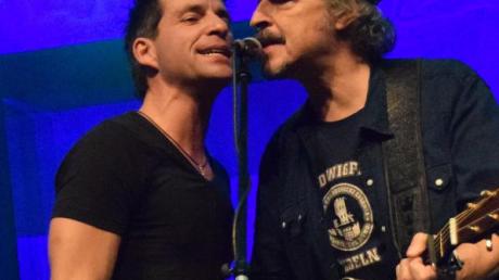 Der Friedberger Sebastian Frisch (links) und Wolfgang Niedecken singen zusammen Xavier Naidoo. 	