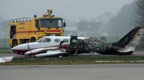 Das war ein Ernstfall: Im Dezember 2015 geriet diese Maschine nach einem Absturz in Brand und wurde von der Flughafenfeuerwehr gelöscht. 