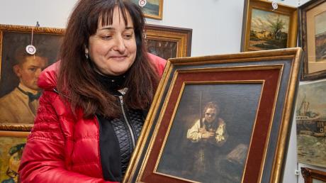 Monika Eimüller aus Mering freut sich über den „Rembrandt“, den sie am Samstag am Gabentisch im Maximilianmuseum erworben hat. 