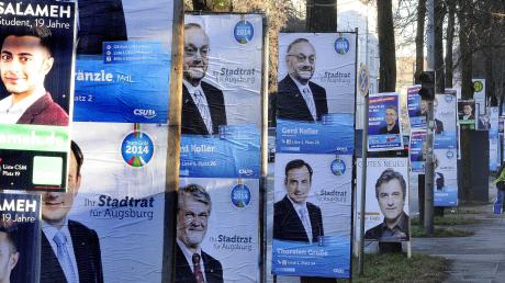 Wie lange darf vor einer Wahl mit Wahlplakaten geworben werden? Darüber ist jetzt in Augsburg ein politischer Streit entbrannt. 