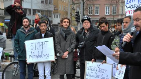 Bereits mehrfach rief der Flüchtlingsrat zu Demonstrationen auf. Schriftsteller Franz Dobler (rechts) unterstützt die Organisation.  	 	
