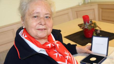 Amalie Wiedemann engagiert sich seit mehr als fünf Jahrzehnten bei den Maltesern. Dafür wurde sie mit der Verfassungsmedaille ausgezeichnet. 