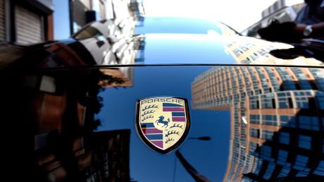 Ein Autohändler bestellt in den USA günstige Fahrzeuge - vor allem Porsche -,die von den Folgen eines Wirbelsturms gezeichnet sind.