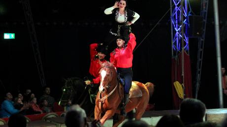 Die usbekischen Reiter sind die Stars bei den Zirkusfestivals in Europa. Zur Zeit treten sie in Augsburg auf. 