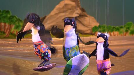 Wie unbeschwert kann doch das Leben sein: Die Pinguine der Puppenkiste surfen vor Kalifornien. 	