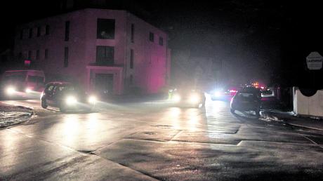 Ungewohnter Anblick in der Butzstraße: Zwischen dunklen Häusern fahren Autos auf Straßen ohne Beleuchtung.