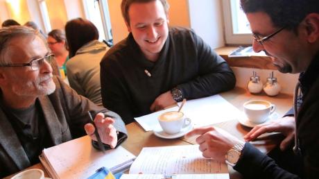 Nachhilfe im Cafe (von rechts): Lehrer Hothaefa Al-Sheik erklärt seinen Schülern Markus Franz aus Kissing und Hubert Biallowons aus Mering arabische Verbformen. Das erfordert Sitzfleisch. 