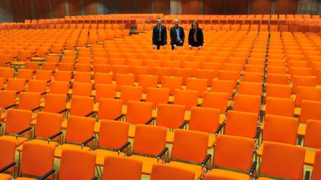 Regio-Geschäftsführer Götz Beck (von links), Architekt Gerhard Tham und Bürgermeisterin Eva Weber präsentierten die neuen Stühle. 