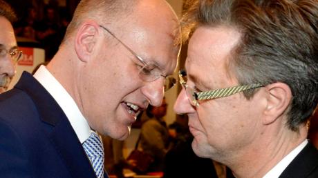 Rückblick auf den Wahltag am 16. März 2014: Oberbürgermeister Kurt Gribl (links) im vertrauten Gespräch mit Baureferent Gerd Merkle. 