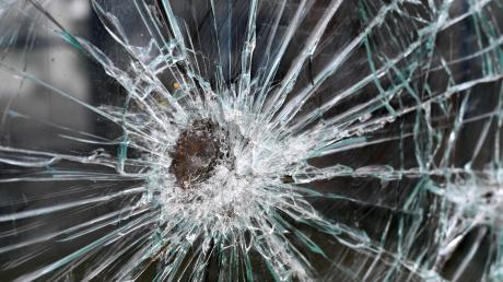 Unbekannte haben auf eine Fensterscheibe in Mörslingen geschossen. Die Dillinger Polizei sucht Zeugen. 
