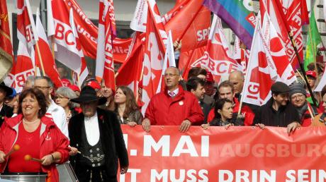 Die vorherrschende Farbe ist Rot: Rund 1400 Menschen nahmen am Montag beim Marsch vom Gewerkschaftshaus zum Rathausplatz teil. Dort fand die Maikundgebung des DGB statt. 