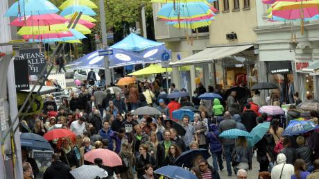 Im Jahr 2015 waren sie die Hingucker des Marktsonntags: Regenschirme in der Annastraße. 	