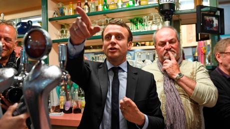 Spürt Emmanuel Macron die Skepsis, die den Besuchern einer kleinen Bar im nordfranzösischen Bully-les-Mines förmlich ins Gesicht geschrieben steht? Es hat nicht den Anschein. Vor der Stichwahl bereiste der unabhängige Kandidat ganz gezielt Regionen, in denen Marine Le Pen in der ersten Wahlrunde mehr Stimmen erhalten hatte. Ob es reicht, dürfte am Sonntagabend, Punkt 20 Uhr, feststehen. 