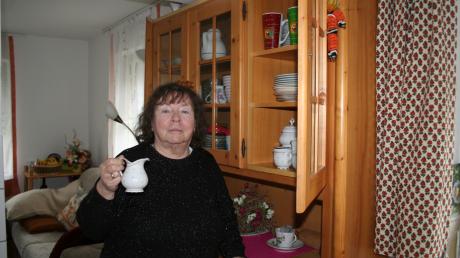 Der „etwas altertümliche“ Küchenschrank inklusive Kaffee-Geschirr ist eines der Lieblingsstücke von Gertrud Janter in ihrem neu eingerichteten Aindlinger Haus.