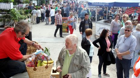 Obstkörbe für die Besucher des Hamburger Fischmarkts auf dem Plärrer-Gelände: Ein Verkäufer von „Bananen-Fred“ bei der Arbeit. 