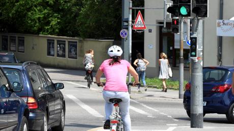 Unübersichtlich und deshalb gefährlich: Am Beginn der Stettenstraße bei der Gögginger Brücke werden Autofahrer durch verschiedene Ampeln für Radler und Fußgänger irritiert.