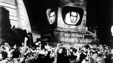 Der Klassiker einer düsteren Zukunftsvision verkauft sich nicht zufällig in der USA wieder prächtig: George Orwells „1984“ – hier in der berühmten Verfilmung von 1955. Wenn der „Große Bruder“ allgegenwärtig ist: Was bleibt, als sich ihm jubelnd zu fügen? Und seiner Wahrheit über Krieg und Frieden, Freiheit und Sklaverei. 