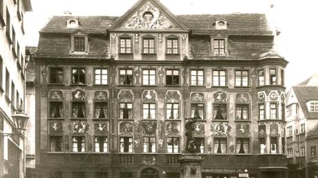 Die Drogerie Gebr. Schaur nach der Neubemalung im Jahr 1914. Die seit 1766 mit Bildern geschmückte Fassade prägte bis 1944 die Westseite des Metzgplatzes mit dem Georgsbrunnen.
