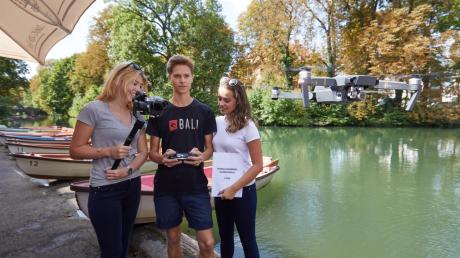 Für den Film „Danke Augsburg, Danke Heimat“ drehen Bianca Göttsche (von links), Jonas Junk und Raffaela Kraus auch an der Kahnfahrt. Dabei ist auch eine Drone im Einsatz. 