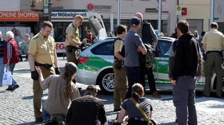 Polizei und Ordnungsdienst waren zuletzt häufig auf den Augsburger Plätzen, hier am Rathausplatz, anzutreffen. Das hat die Situation entspannt. 