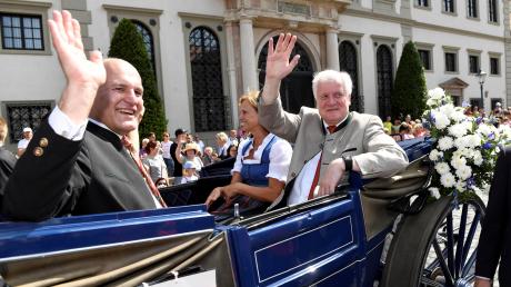 Oberbürgermeister Kurt Gribl (links) und Bayerns Ministerpräsident Horst Seehofer (rechts) waren gemeinsam in einer Kutsche unterwegs.  	 	