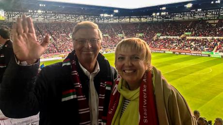 Sahen sich gemeinsam das Bundesliga-Spiel zwischen dem FCA und dem 1. FC Köln an: Wolfgang Bosbach (CDU) und Claudia Roth (Die Grünen).  	