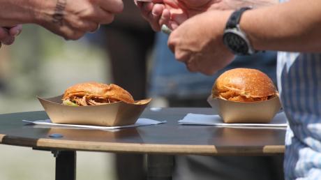 Burger liegen im Trend: Es gibt sie in immer mehr Lokalen und auch bei Street-Food-Festivals - wie hier im Frühjahr in Göggingen.