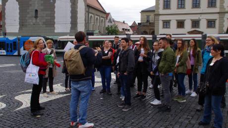 Bei der interkulturellen Stadtführung haben die Teilnehmer auf dem Rathausplatz auch Augsburger Passanten beobachtet: Anhand von Mimik und Gestik sollten die Unterschiede zu anderen Kulturen herausgearbeitet werden.  	 	