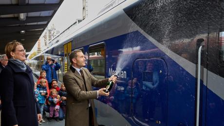 Fabian Amini, Geschäftsführer der Bayerischen Regiobahn, taufte mit Bürgermeisterin Eva Weber einen „Meridian“ auf den Namen Augsburg. 