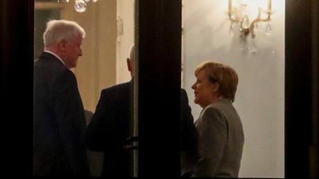 Blick hinter die Kulissen: CSU-Chef Horst Seehofer und Bundeskanzlerin Angela Merkel (CDU) bei den Sondierungen am Dienstagabend. 