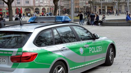 Nach einem Droh-Anruf schrieb die Polizei in Augsburg einen 41-jährigen Mann zur Fahndung aus. Der Einsatz endete am Königsplatz.