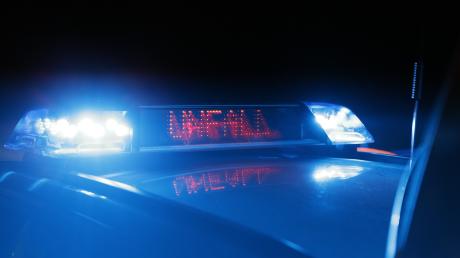 Im Augsburger Stadtteil Hochzoll hat ein Familienvater einen Verkehrsunfall verursacht, als er seinen Sohn wieder anschnallen wollte, berichtet die Polizei. 