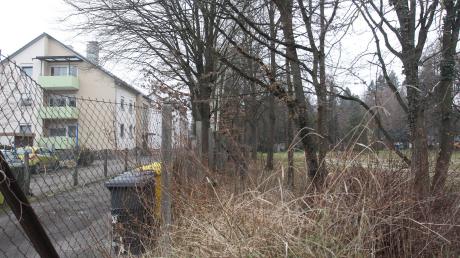 An der Deutschenbaurstraße in Pfersee am Rande des Westfriedhofs befindet sich dieses Grundstück, das für einen Kita-Bau in Frage kommen könnte.