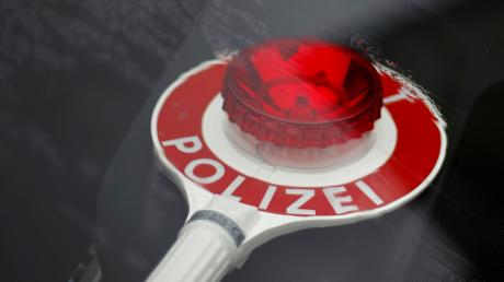 Ein 36-jähriger Autofahrer hat am Dienstag in der Hessenbachstraße erst ein anderes Auto angefahren und dann Polizisten attackiert.
