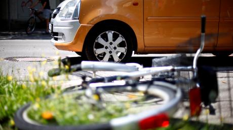 Ein Radfahrer ist nach einem Unfall in Augsburg im Krankenhaus gestorben.