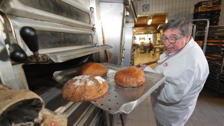 Vor 51 Jahren begann Walter Bauer als Lehrling in der Bäckerei. An Heiligabend schließt er das Geschäft. 