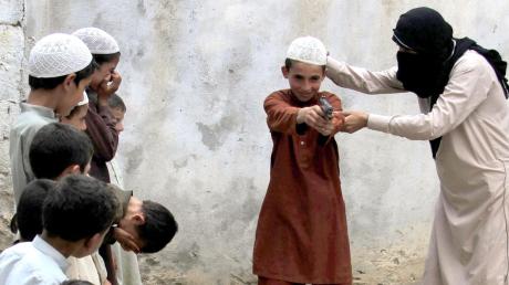 Ein IS-Mitglied zeigt Kindern in der Kunar-Provinz in Afghanistan den Umgang mit einer Pistole. Das Bild entstand im Juli 2015. 