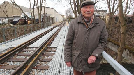 Für das Zeitungsfoto hat sich Horst Pöllmann nochmals an den Rand der Brücke gestellt. Er kann verstehen, dass die Localbahn das Betreten untersagt. Das Verbot stellt die Riedinger Kleingärtner allerdings vor immense Probleme, weil ihnen jetzt der Hauptzugang verwehrt ist. 