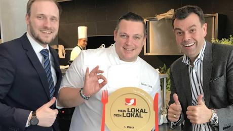 Das Restaurant Maximilian’s gewinnt bei einer TV-Show: Küchendirektor Simon Lang (Mitte) freut sich mit Manager Sebastian Kahl (links) und Hoteldirektor Theodor Gandenheimer. 	