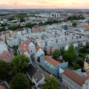 Bauen und Kaufen wird teurer, auch in Augsburg: Während die Immobilienpreise stagnieren, steigen die Zinsen.