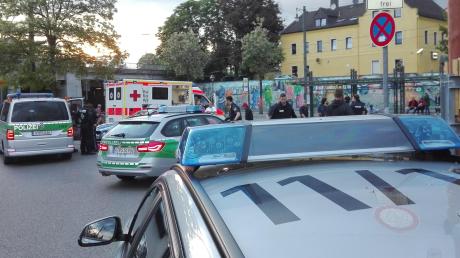 Polizeieinsatz am Helmut-Haller-Platz in Augsburg: Hier in Oberhausen mussten Polizisten eine leblose Frau reanimieren. 