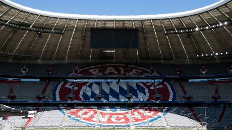 Die „neue“ Allianz Arena: Ein Jahr nach dem Auszug des TSV 1860 München wurden die Sitzschalen im Innenraum ausgetauscht. Künftig prangt das Vereinslogo des FC Bayern im Bereich hinter den Toren. 