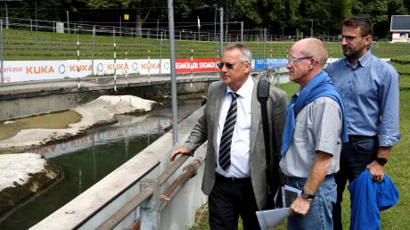 James Douet (Mitte) ließ sich von Sportamtsleiter Robert Zenner (links) und Kanu-Mann Michael Senft über den Eiskanal informieren. 