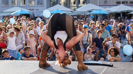 Sara Twister aus Australien zeigt auf dem Rathausplatz, wie weit sie sich verbiegen kann. 