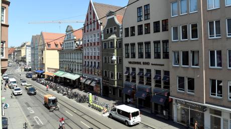Der Blick von oben auf die Karolinenstraße in Richtung Dom. Mittlerweile zählt die Straße zu den Problemzonen der Stadt. Viele Geschäfte mussten bereits schließen.