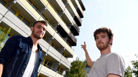 Michael Butor (rechts) wohnte erst eine Woche in der Studentenwohnanlage in Göggingen, als es dort brannte. Sein Kumpel Lukas Schütz (links) half ihm beide Male beim Umzug.