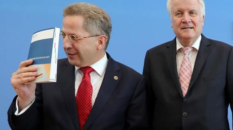 Bundesinnenminister Horst Seehofer und Bundesverfassungsschutzchef Hans-Georg Maaßen (links): Im Innenausschuss kommt es hinter verschlossenen Türen zur entscheidenden Krisensitzung.