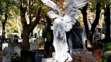Eine ältere Frau wurde auf dem Augsburger Hermanfriedhof Opfer von Dieben.