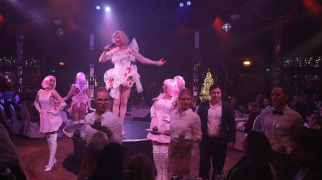 Sänger und Entertainer Chris Kolonko, umrahmt von den Vegas Showgirls und Mitarbeitern bei der Premiere vom Winter Wonderland.  	